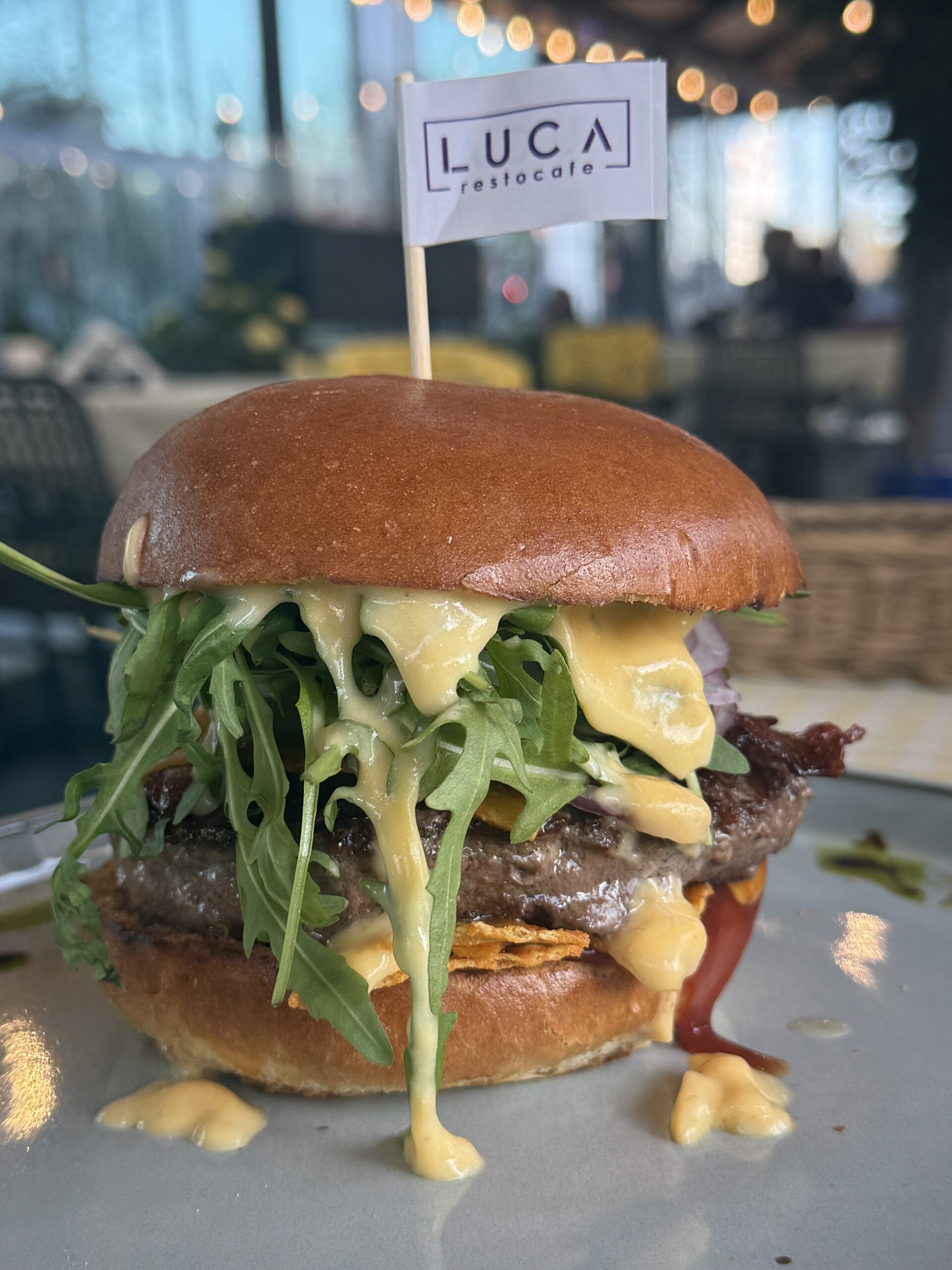 MEGA CHEESEBURGER Z CHRUPIĄCYM BOCZKIEM I NACHOS