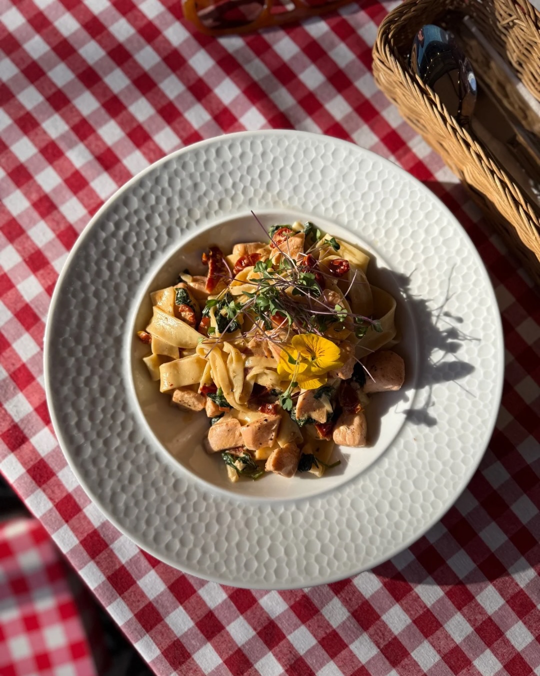 PAPARDELLE Z ŁOSOSIEM I SZPINAKIEM
